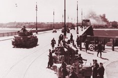 Deutsche Panzer und Soldaten mit einer 8,8-cm-FlaK überqueren die Donau während der Kämpfe in Wien.  (Foto: HGM)