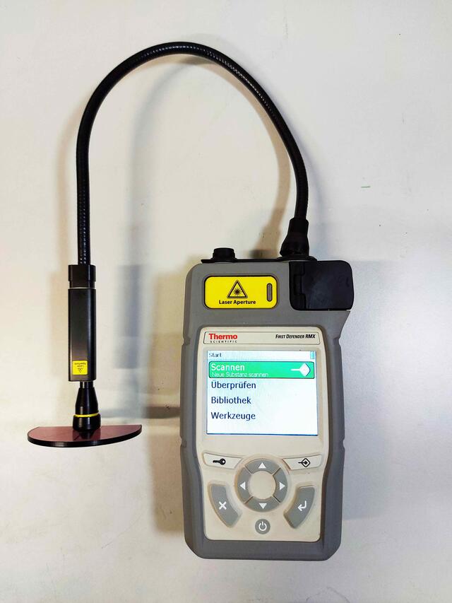 Das Raman-Spektrometer „FirstDefender™ RMX“ (FD-RMX) mit flexibler Schwanenhalssonde kann unbekannte Substanzen in einem durchsichtigen Behälter identifizieren, ohne mit diesem in direkten Kontakt zu treten. (Foto: Bundesheer/Bernhard Jäger)