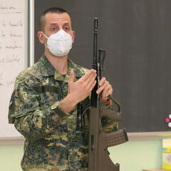 Major A. erklärt das Thema Waffen- und Schießdienst. (Foto: RedTD/Gerold Keusch)