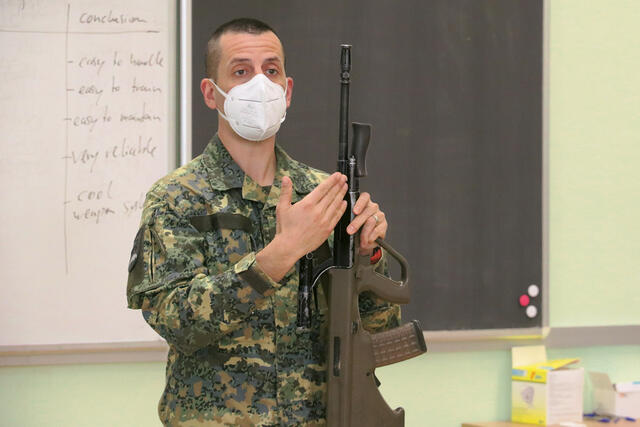 Major A. erklärt das Thema Waffen- und Schießdienst. (Foto: RedTD/Gerold Keusch)