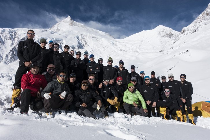 Gruppenfoto des Expeditionsteams mit den Sherpas. (RNLMC/Jord)