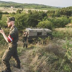 Zwei Assistenzsoldaten überwachen die Staatsgrenze im Burgenland im Zwischengelände. (Foto: Bundesheer/MilKdo B)
