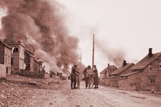 Ein brennendes Dort während des Rückzuges der Deutschen Wehrmacht. (Foto: Archiv Malnig)