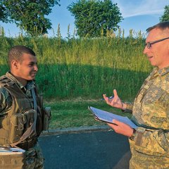 Trainer beurteilen die Kommandanten und geben ihnen wertvolles Feedback. (Foto: Bundesheer/Pierre Kugelweis)