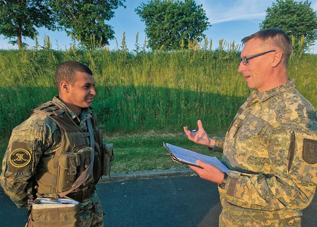 Trainer beurteilen die Kommandanten und geben ihnen wertvolles Feedback. (Foto: Bundesheer/Pierre Kugelweis)