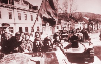 Truppen der Roten Armee bei ihrem Vormarsch Richtung Traisen im Frühjahr 1945. (Foto: Archiv TD)
