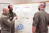 Die Arbeit an der Kartentafel ist die herkömmliche Methode im Stabstraining. (Foto: Bundesheer/Rene Auer)