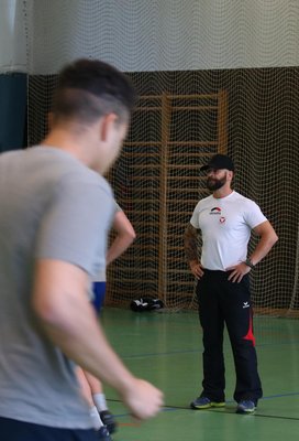 Vizeleutnant Gerald Pelikan, staatlich geprüfter Trainer für Boxen und allgemeine Körperausbildung, leitet das Boxtraining. (Foto: Sascha Harold)