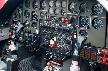 Das Cockpit der Saab 105OE war durch seine analogen Instrumente gekennzeichnet. (Foto: P. Radosta)