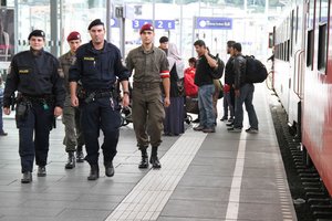Polizisten und Soldaten am Hauptbahnhof in Salzburg während der Migrations- und Flüchtlingskrise 2015. (Foto: Bundesheer/Wolfgang Riedlsperger)