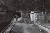 Das Material aus den Stollen wurde mit Bahnen aus dem Berg gebracht und im Bereich des Ausganges aufgeschüttet. (Foto: Stadtarchiv Amstetten)