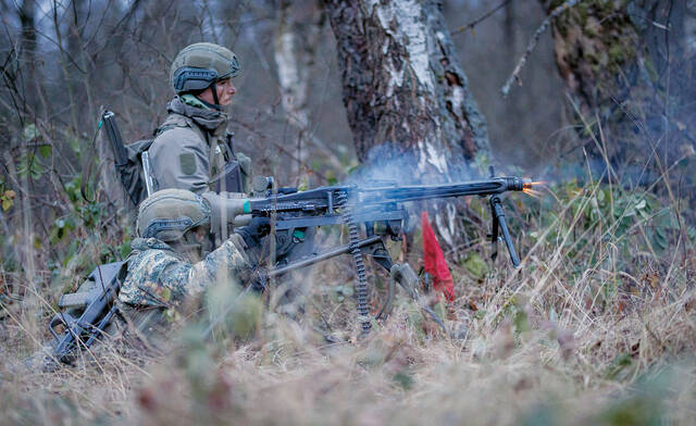 Ein schwerer Maschinengewehrtrupp beim Übungsdurchgang vor dem Scharfschießen. (Foto: Bundesheer/Daniel Trippolt)