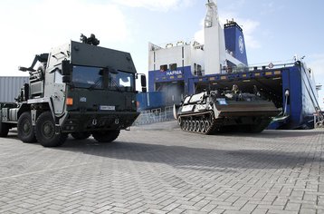 Die 'Joint Derby 2016' diente zum Trainieren des koordinierten, kombinierten Transportes von Truppen zu Lande, zu Wasser und in der Luft - hier werden die Fahrzeuge in ein Transportschiff verladen. (Foto: Bundeswehr/R. Alpers)