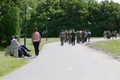 Passanten beobachten die Marschteilnehmer auf der Donauinsel. (Foto: Harold)