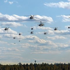 Taktische Luftlandungen unterstellter Luftsturmverbände unterstützen den Angriff der Mobilen Reserve in die Tiefe. (Foto: MoD Russland)