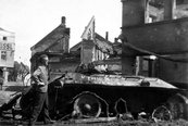 Dieser sowjetische T-34 wurde in Wilhelmsburg auf nächste Entfernung von einem deutschen Panzer abgeschossen, wobei der Turm von der Wanne geschleudert wurde. (Foto: Gemeinde Wilhelmsburg)