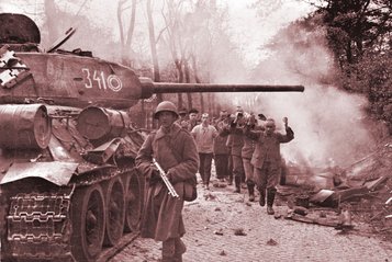 Deutsche Soldaten gehen in die Kriegsgefangenschaft bei der Roten Armee. Das Foto stammt aus Berlin; an vielen anderen Frontabschnitten waren die Szenen ähnlich. (Foto: ArchivTD) 