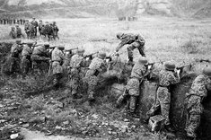 Waffen- und Schießdienst mit dem Sturmgewehr 1958 während des Einsatzes im Jahr 1968. (Foto: Bundesheer)