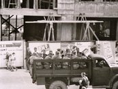 Sowjetsoldaten fahren nach einer Übung über den Amstettner Hauptplatz. (Foto: Kiermaier)