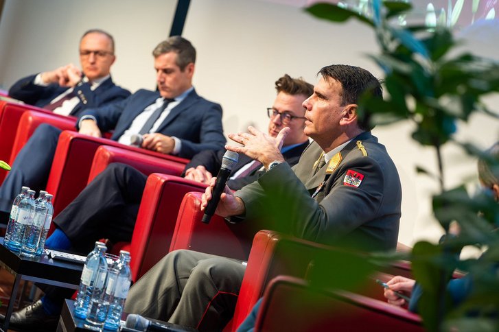 Bei einer Paneldiskussion wurden die sicherheitspolitischen Herausforderungen der Zukunft besprochen. (Foto: Bundesheer/Carina Karlovits)