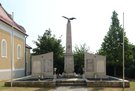 Oberwölbing 2018: Kriegerdenkmal neben der Kirche. (Foto: RedTD/Gerold Keusch) 