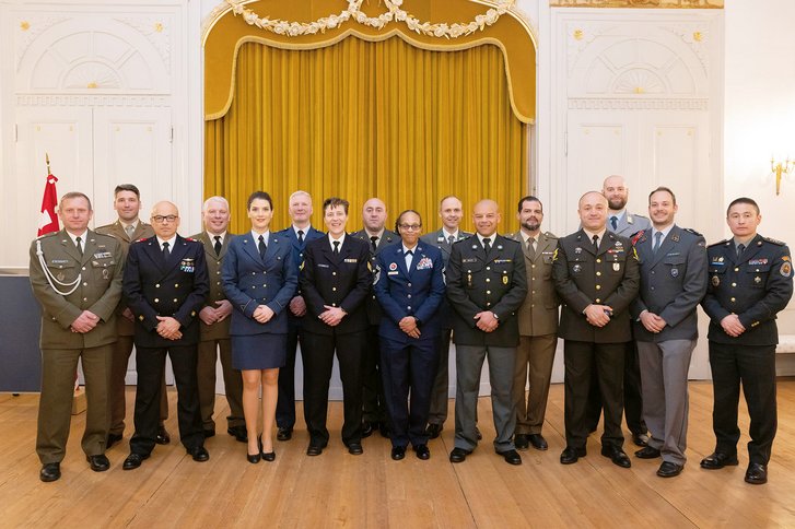 Lehrgangsteilnehmer einer der beiden Klassen nach der "Diploma Ceremony". (Foto: Gerald Weihs)