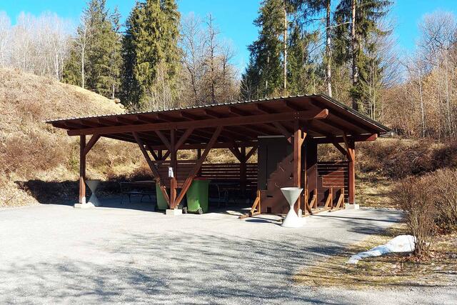 Überdachter Sitzbereich der Schießanlage "Kurze Distanzen". (Foto: RedTD/Gerold Keusch)