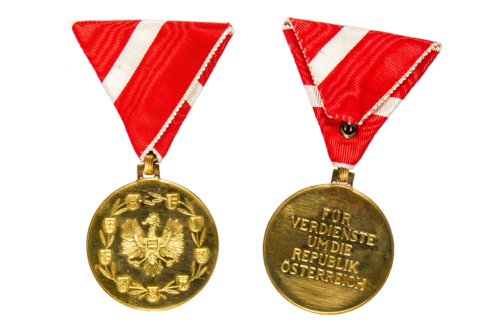 Goldene Medaille für Verdienste um die Republik Österreich (1922 bis 1938; Avers, li.; Revers, re.). (Foto: HGM/Weghaupt)