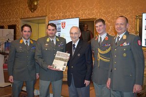 Präsentation des ersten Buches "Vom Weinviertel nach Stalingrad" im Jahr 2018 an der Theresianischen Militärakademie in Wiener Neustadt mit (v.l.n.r.) Johannes Gurschka (Bruder), Michael Gurschka, Otto Gratschmayer, Gregor Brosch-Fohraheim (Enkel von General Brosch-Fohraheim) und Generalmajor Karl Pronhagl (Kommandant der Militärakademie). (Foto: Serge Claus)