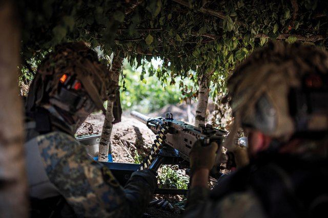 Fähnriche sichern aus einer getarnten Stellung mit einem überschweren Maschinengewehr. (Foto: Bundesheer/Paul Kulec)