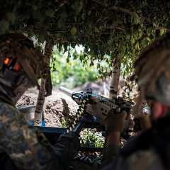 Fähnriche sichern aus einer getarnten Stellung mit einem überschweren Maschinengewehr. (Foto: Bundesheer/Paul Kulec)