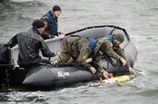 wird eine Unterwasserdrohne ausgesetzt ... (Foto: Bundeswehr/Christian Thiel)