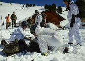 Gebirgssoldaten bei der Station "Erste Hilfe und Versorgung". (Foto: Bundesheer/Michael Steinberger)