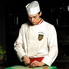 Die Lehrlinge lernen das Erstellen von Rezeptkarteien, die Zubereitung von Speisen, verschiedene Kochtechniken, die Mitarbeit bei Buffets sowie alle Aspekte der Personal-, Lebensmittel- und Küchenhygiene. (Foto: Bundesheer/Michael Gottlieber)