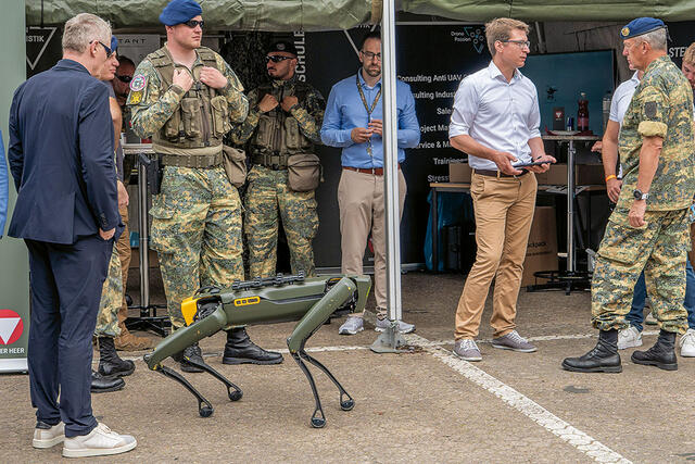 Combat Dogs könnten logistische Aufgaben an Orten übernehmen, an denen der Einsatz für Menschen lebensgefährlich wäre. Hier solch ein hundeähnliches Unmanned Ground Vehicle beim „Tag der Bundeswehr“.