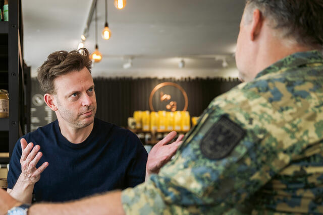 Der international renommierte Militäranalyst Franz-Stefan Gady im Gespräch mit dem TRUPPENDIENST-Redakteur Oberst Pierre Kugelweis. (Foto: Bundesheer/Paul Kulec)