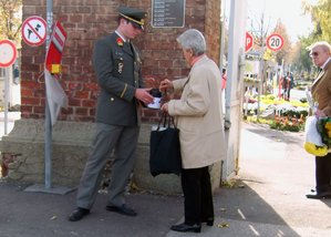 Ein Militärakademiker sammelt für das Schwarze Kreuz. (Foto: ÖSK/C. Heinisch)