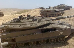 Israelische Merkava IV-Kampfpanzer warten in einer Hinterhangstellung auf ihren Einsatz. (Foto: Black Mammmba, CC BY-SA 3.0)