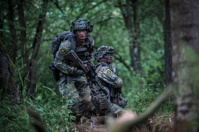Zwei Soldaten des Akademikerbataillons im Gefecht. (Foto: Bundesheer/Paul Kulec)
