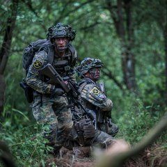 Zwei Soldaten des Akademikerbataillons im Gefecht. (Foto: Bundesheer/Paul Kulec)