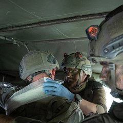 Der Sanitäter legt einen Druckverband an der Halsschlagader über die Achselhöhle an. (Foto: Bundesheer/Daniel Trippolt)