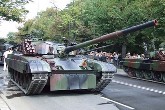 Der polnische Kampfpanzer PT-91 bzw. dessen Vorgängermodell T-72 bilden die Masse der polnischen Panzerwa?e. (Foto: Hiuppo; CC BY-SA 3.0)