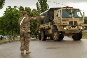 Ein US-Soldat weist einen Konvoi ein, der in der Amstettner Ostarrichi-Kaserne angekommen ist. (Foto: Bundesheer/Kommando Landstreitkräfte)