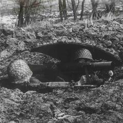 Zwei Schützen - einer mit dem Panzerabwehrrohr 66/79 (PAR 66/79), der andere mit dem Sturmgewehr 58 (StG 58) - in Stellung. (Foto: Bundesheer/Archiv Truppendienst)