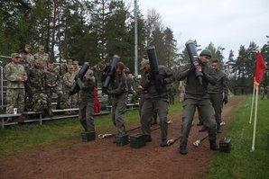 Der letzte Teil des Wettkampfes ist die Tanker Olympics. Das ist Geländelauf, bei dem die Soldaten Munition und Ausrüstungsgegenstände mittragen müssen. (Foto: Panzerbataillon 14)