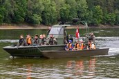 Eine Grenzpatrouille geleitet ein illegales Flüchtlingsboot zu einem Kontrollpunkt an Land. (Foto: Bundesheer/Christian Leneis)