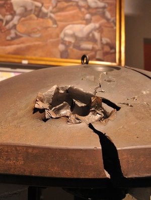 Diese Panzerkuppel, die von der 30,5-cm-Granate zwar zerstört, aber nicht durchschlagen werden konnte, lieferte den Anstoß zur Entwicklung der 38-cm-Haubitze. (Foto: HGM)