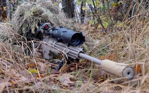 Ein getarnter Scharfschütze des Jagdkommandos in Stellung mit dem 8,6-mm-mSSG. (Foto: Bundesheer/Pusch)