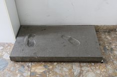 Vor dem Bosnienkrieg war der Ort an dem Gavrilo Princip die verhängnisvollen Schüsse abgab, durch dessen Fußabdrücke gekennzeichnet. Diese wurden während des Krieges zerstört, woran dieser Abguss im Eingangsbereich des Museums erinnert. (Foto: Truppendienst/Gerold Keusch)