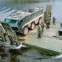 Eine PMM-2M Fähre transportiert ein Militärfahrzeug. (Foto: MoD Russia, gemeinfrei)